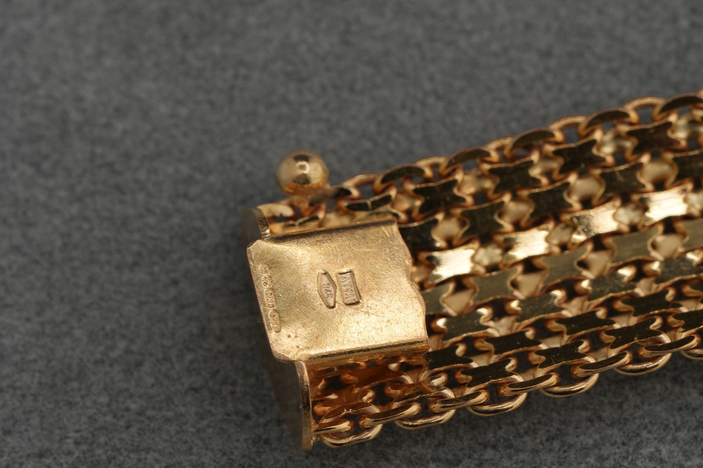 9ct yellow gold open mesh bracelet, hallmarked