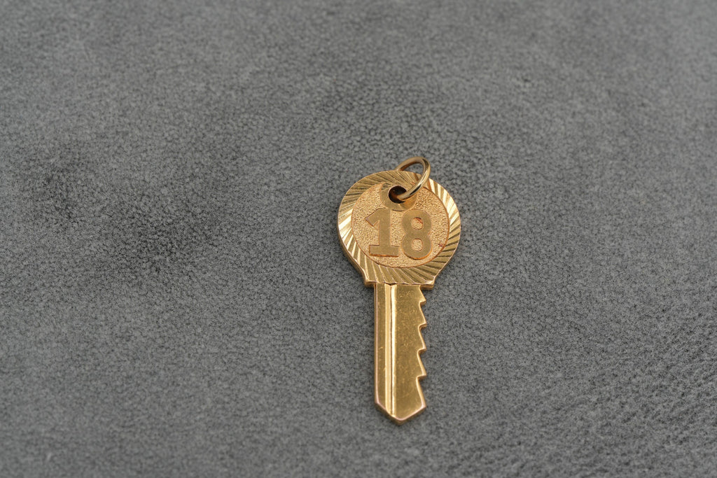 Solid 9ct Gold Key Charm Pendant 5.0g 375 London Leopard Head Hallmarked