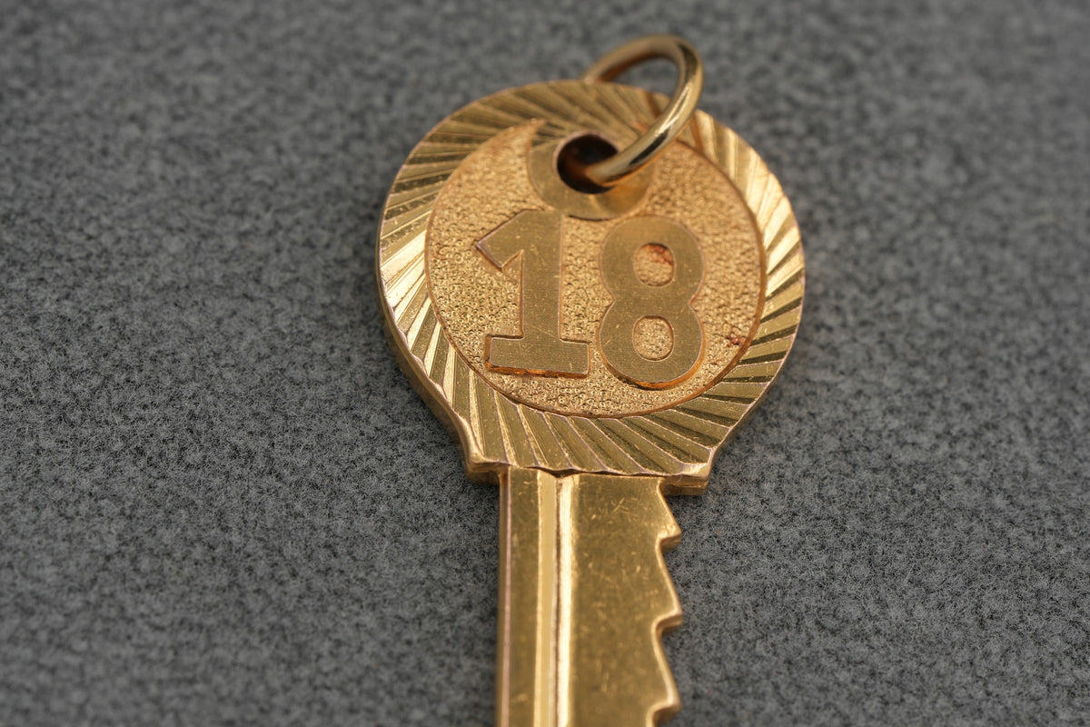 Solid 9ct Gold Key Charm Pendant 5.0g 375 London Leopard Head Hallmarked