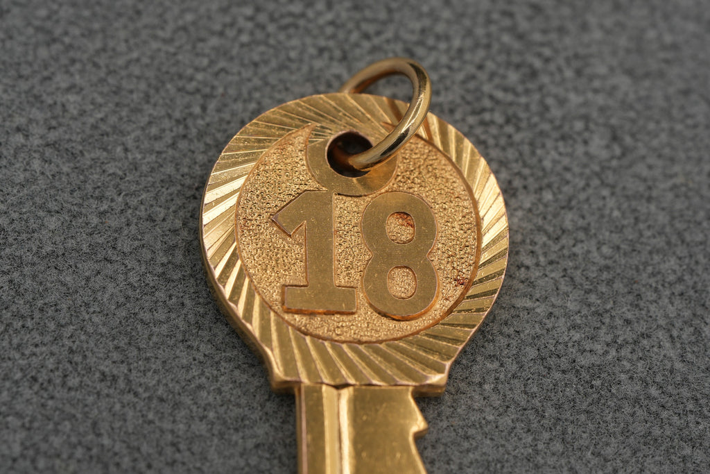 Solid 9ct Gold Key Charm Pendant 5.0g 375 London Leopard Head Hallmarked