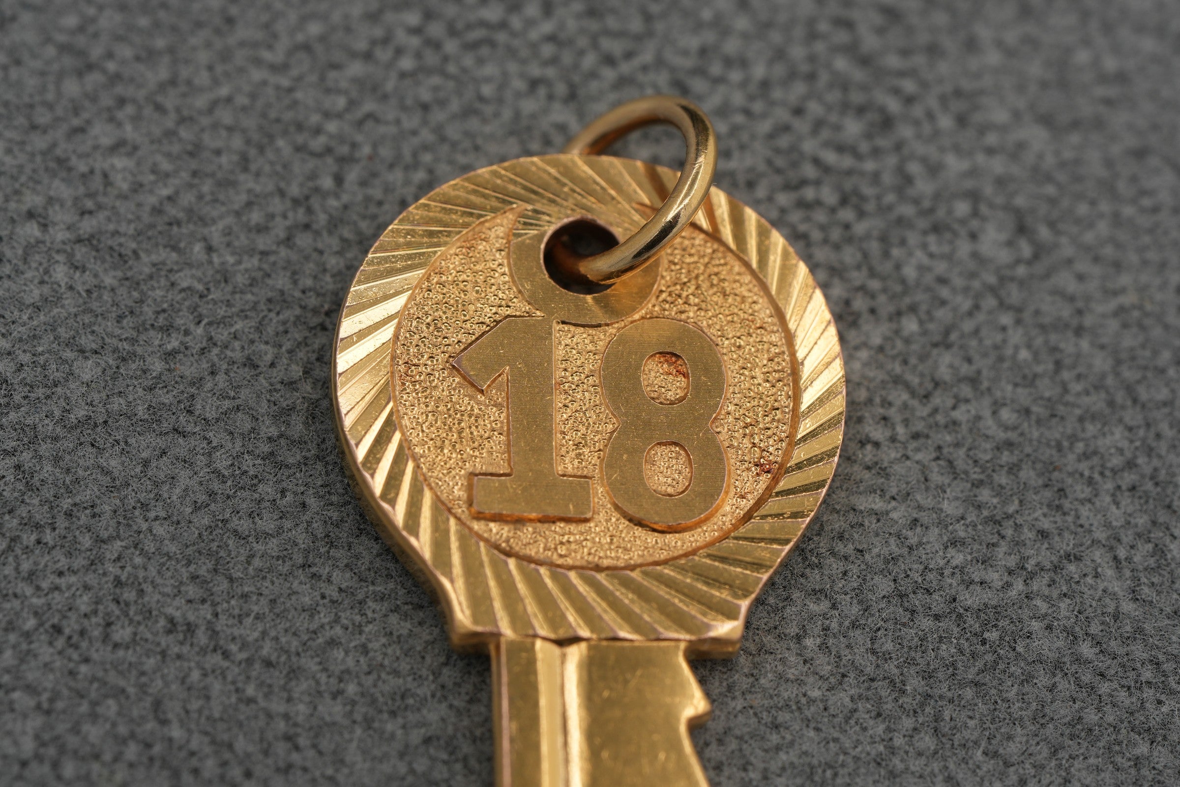 Solid 9ct Gold Key Charm Pendant 5.0g 375 London Leopard Head Hallmarked