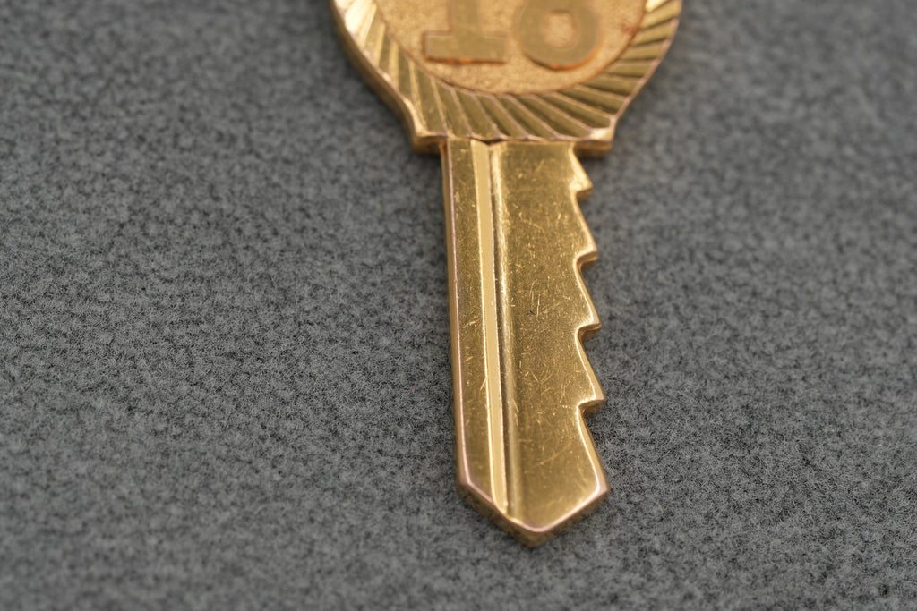 Solid 9ct Gold Key Charm Pendant 5.0g 375 London Leopard Head Hallmarked