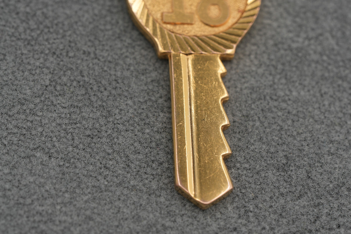 Solid 9ct Gold Key Charm Pendant 5.0g 375 London Leopard Head Hallmarked