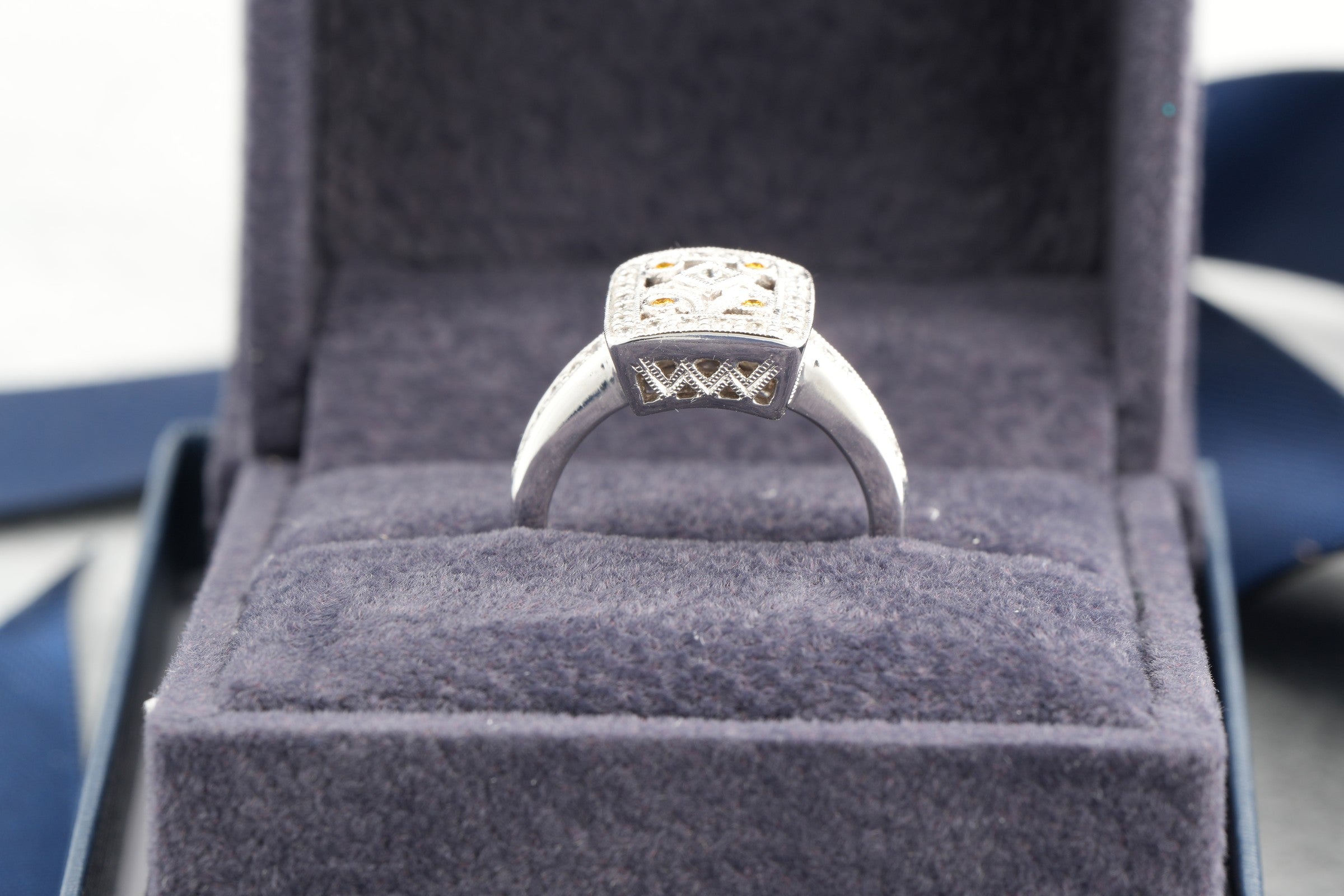V and Co 18ct white gold Art Deco diamond panel ring, size M and a half