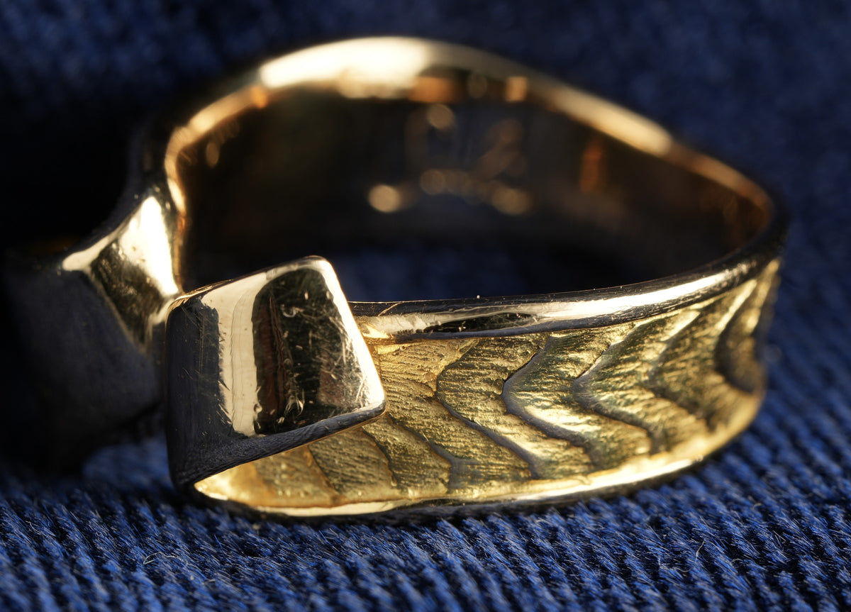 Boodles Sachi 18ct gold cedar grain textured ring, London 1987, signed Sachi