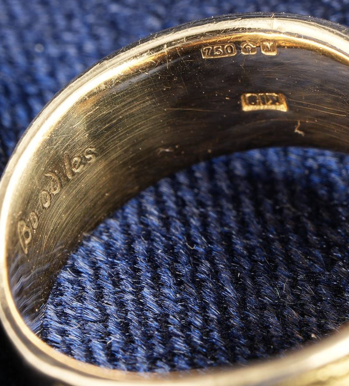 Boodles Sachi 18ct gold cedar grain textured ring, London 1987, signed Sachi
