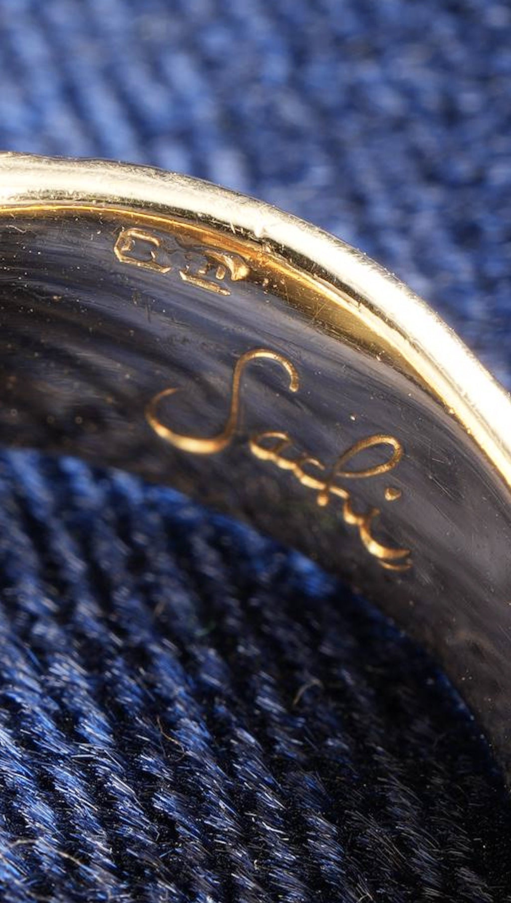 Boodles Sachi 18ct gold cedar grain textured ring, London 1987, signed Sachi