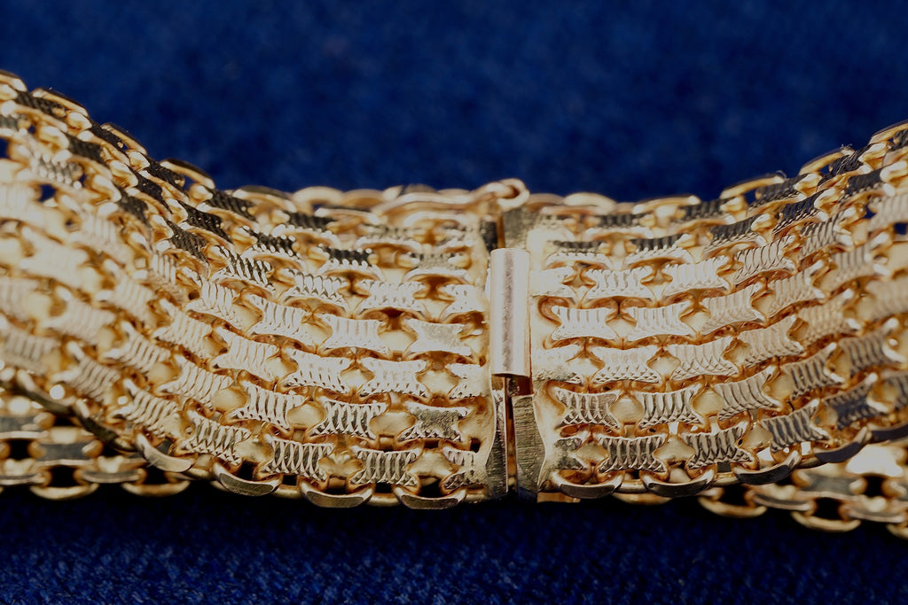9ct yellow gold open mesh bracelet, hallmarked