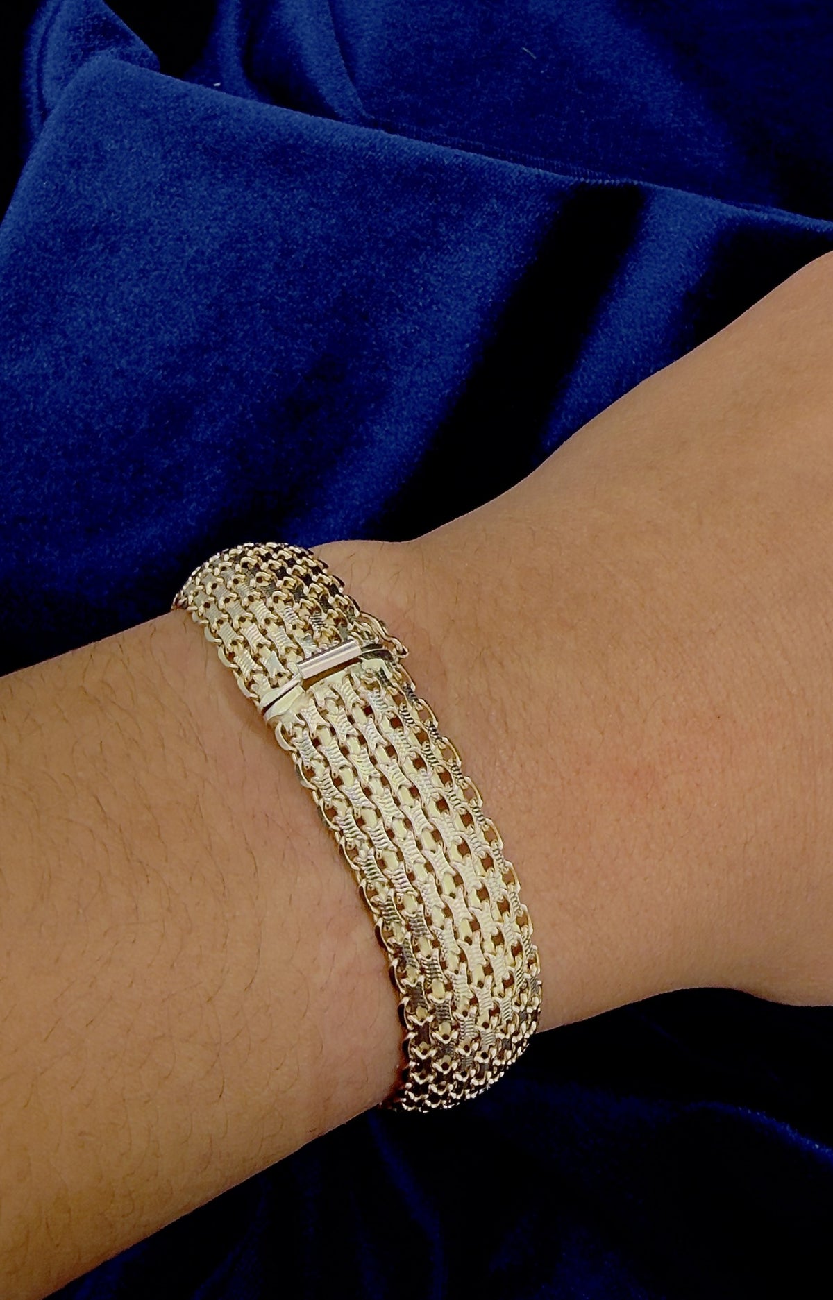 9ct yellow gold open mesh bracelet, hallmarked