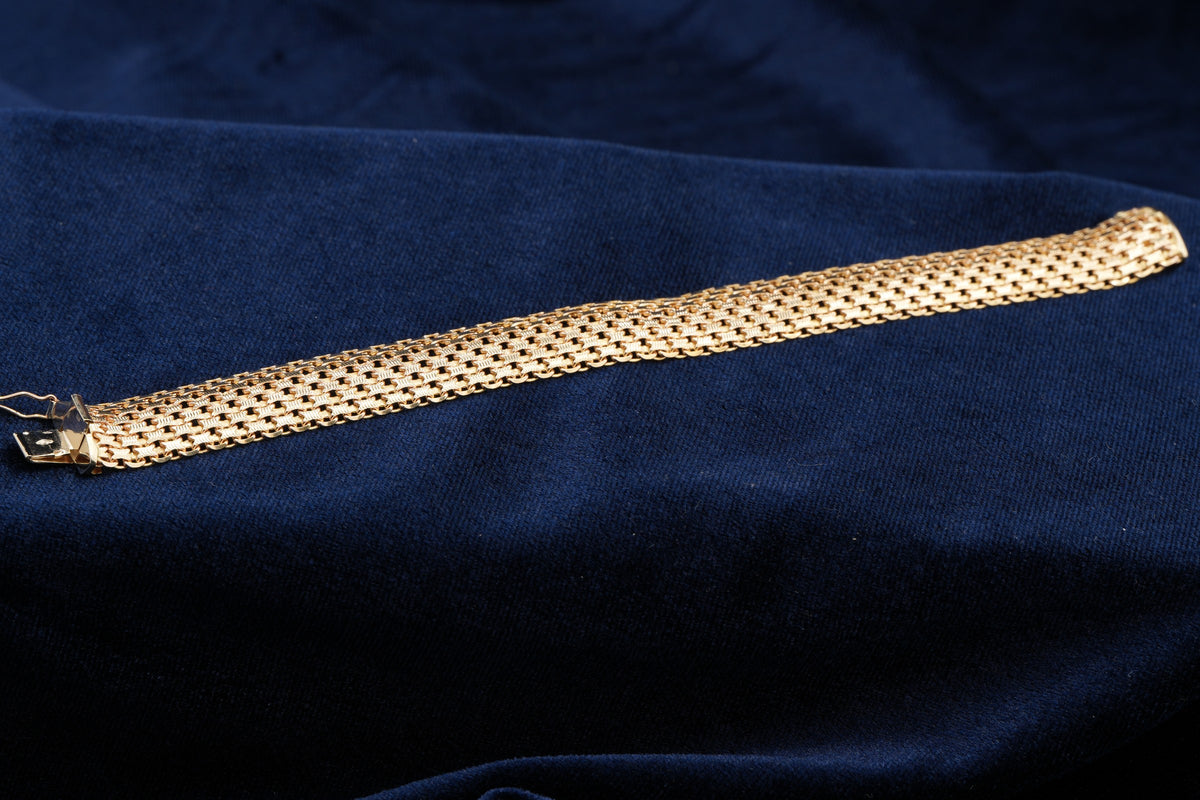 9ct yellow gold open mesh bracelet, hallmarked