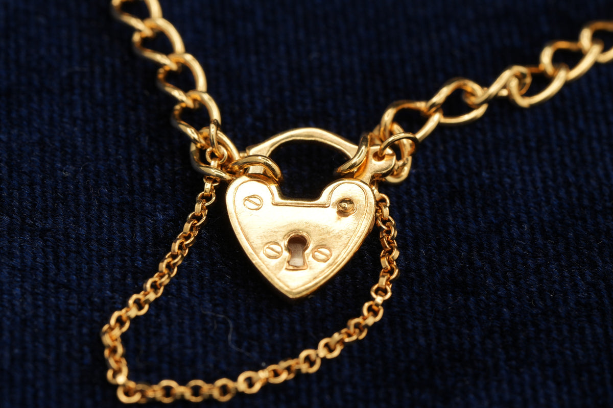 9ct yellow gold curb bracelet with heart padlock clasp, 17 cm, 4.1 g, hallmarked