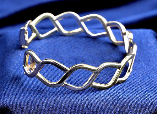 Pobjoy 9ct yellow and white gold hinged openwork bangle, 18.17 g, Sheffield hallmarked