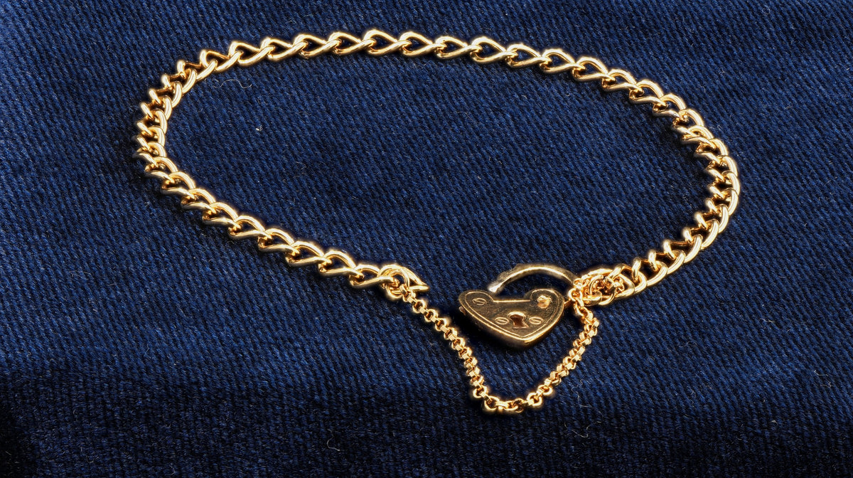 9ct yellow gold curb bracelet with heart padlock clasp, 17 cm, 4.1 g, hallmarked