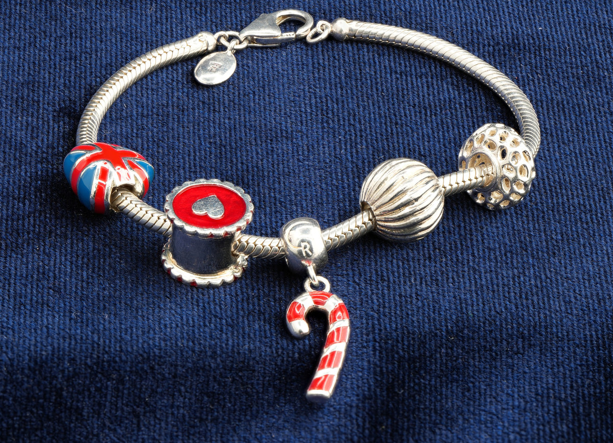 Sterling silver charm bracelet with charms, 18.5 cm, London hallmarked 925